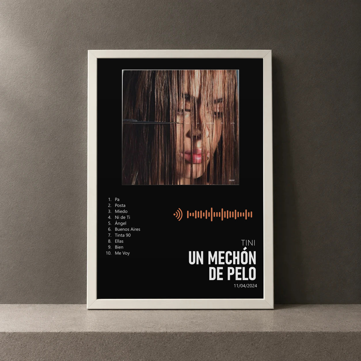 Cuadro de un mechón de pelo de TINI, marco de 18 x 24 cm
