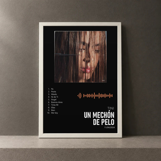 Cuadro de un mechón de pelo de TINI, marco de 18 x 24 cm